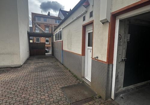 Innenhof mit Blick WC & Lager