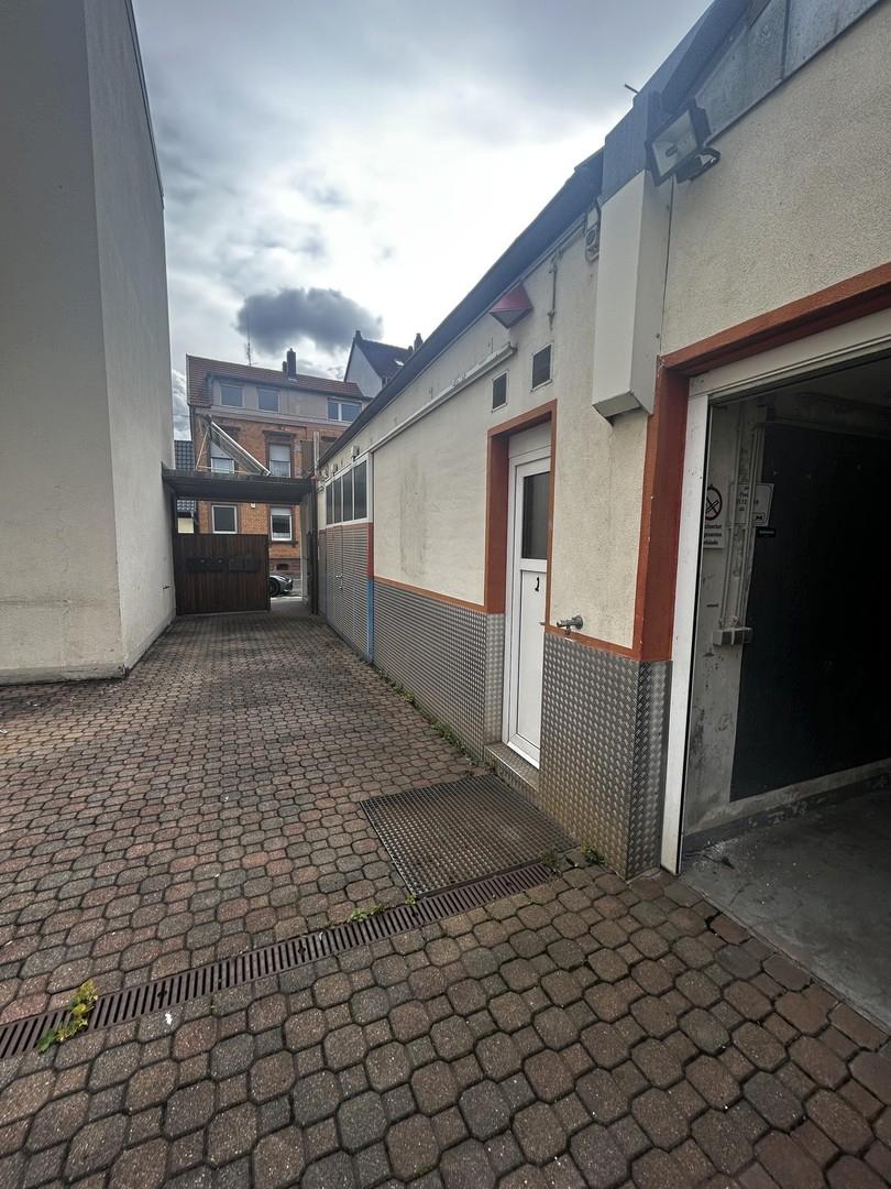Innenhof mit Blick WC & Lager