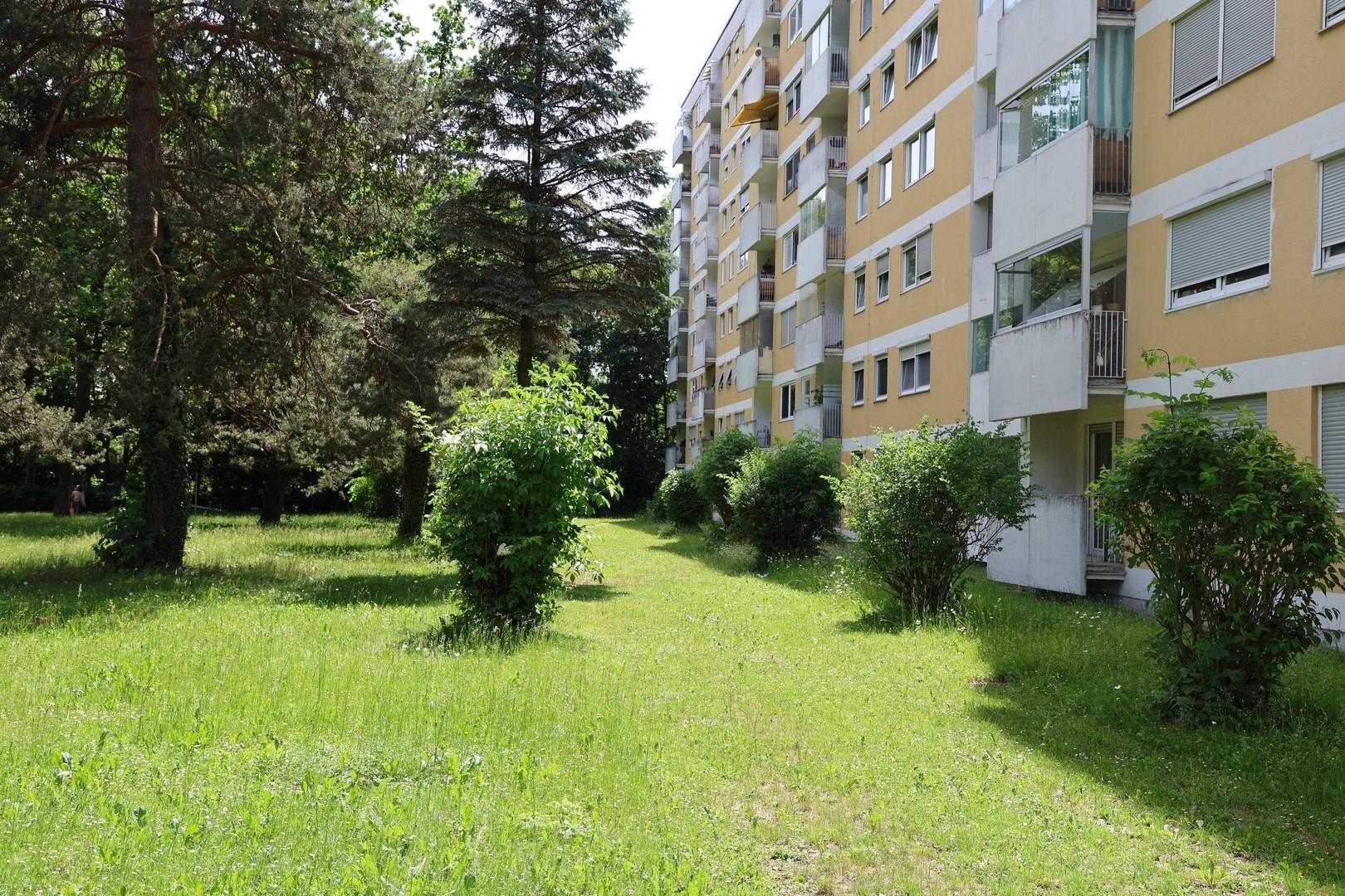 Rückseite Gebäude mit Balkon