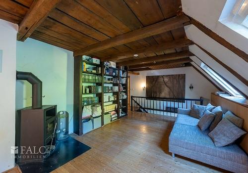 Weiterer Raum mit Kamin