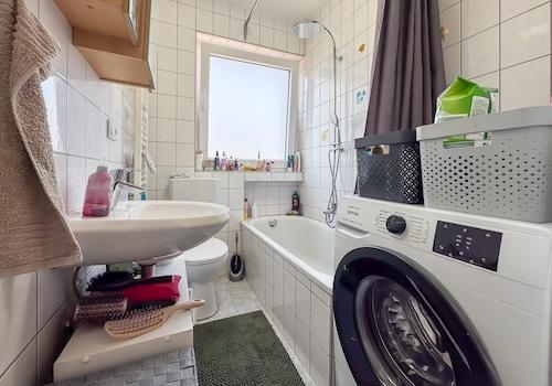 Bad mit Fenster u. Wanne