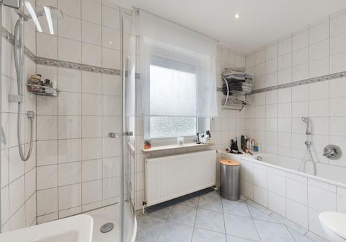 Modernes Tageslichtbad im EG