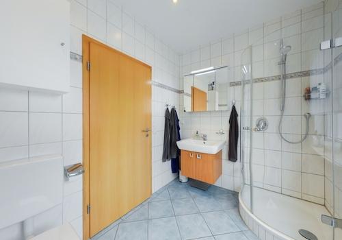 Modernes Tageslichtbad im EG