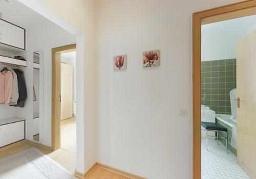Sichtachse Flur/Zimmer/Bad im OG