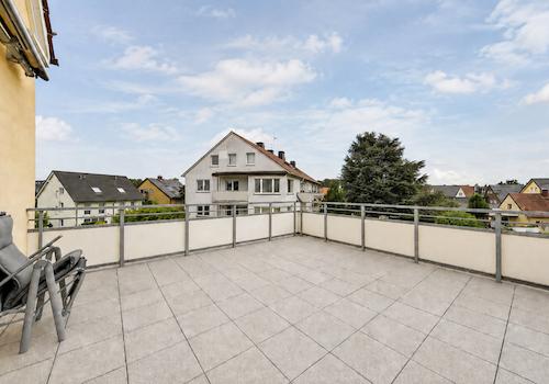 Große Sonnenterrasse mit Markise