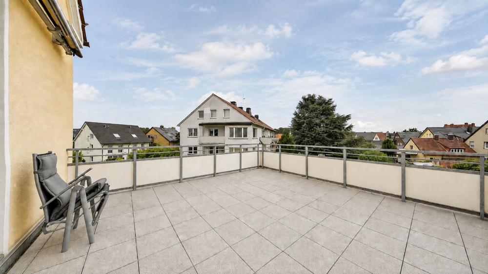 Große Sonnenterrasse mit Markise