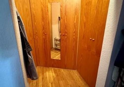 Ankleide mit Rundumwandschrank