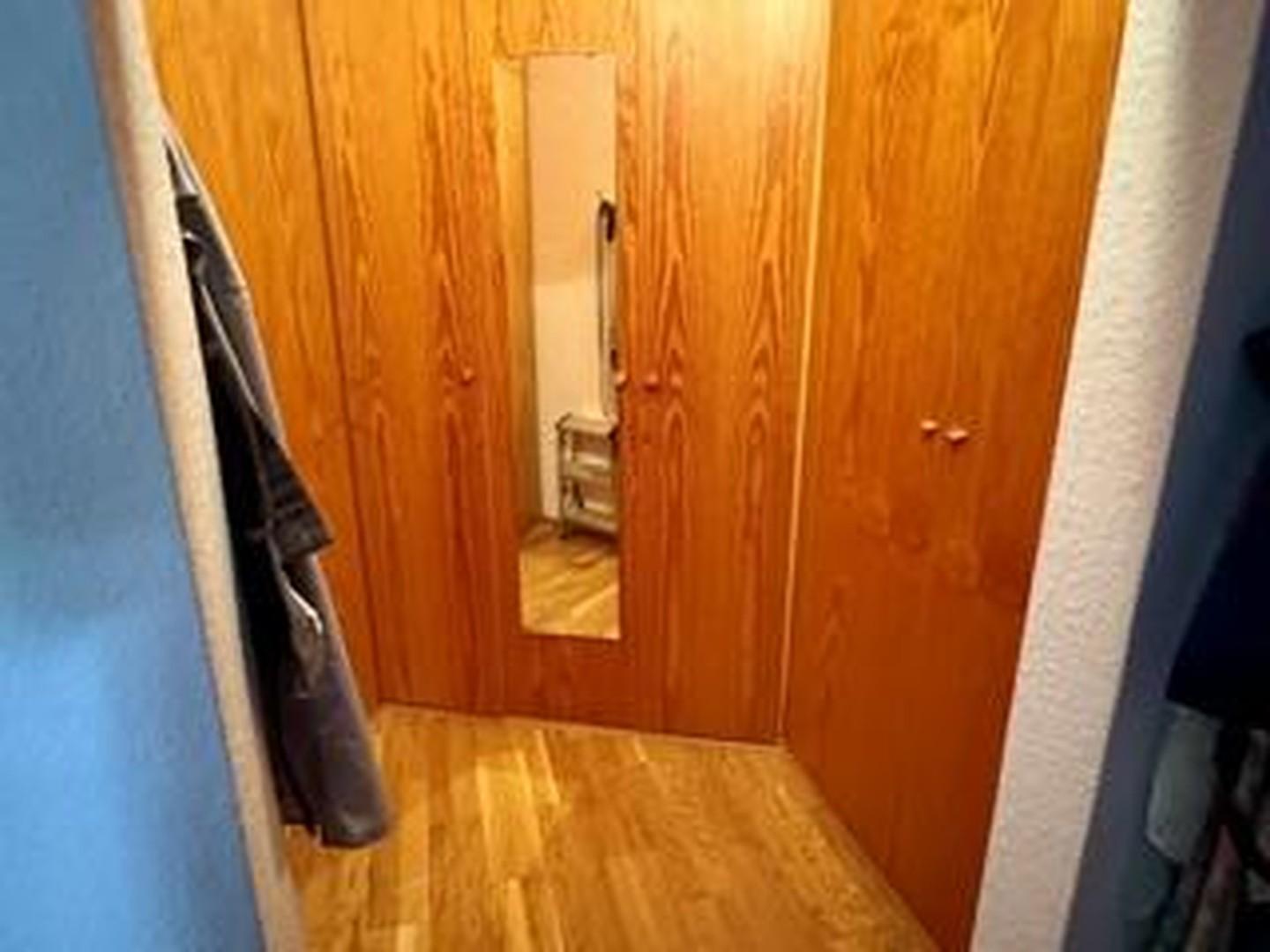 Ankleide mit Rundumwandschrank