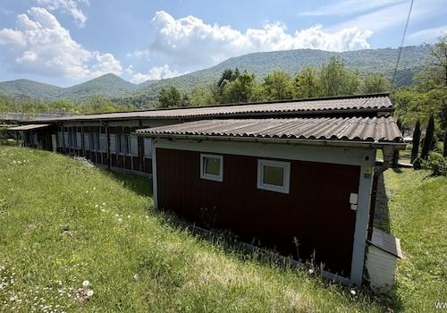 Mittleres Gebäude "Far West"