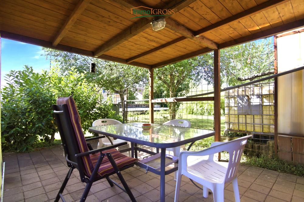 Überdachte freistehende Terrasse