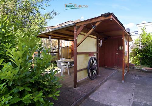 Freistehende überdachte Terrasse und Gartenhaus