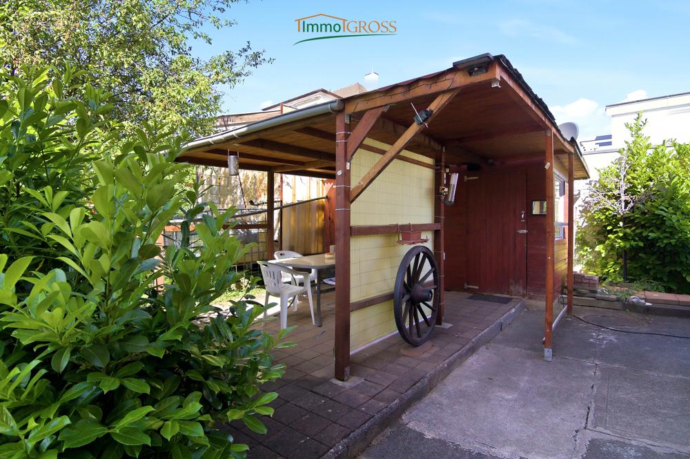 Freistehende überdachte Terrasse und Gartenhaus