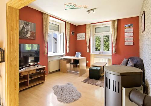Offenes Wohnzimmer mit freistehendem Kamin