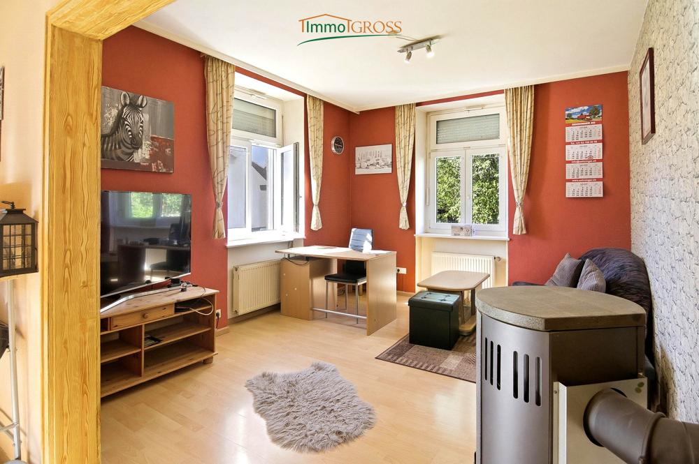 Offenes Wohnzimmer mit freistehendem Kamin