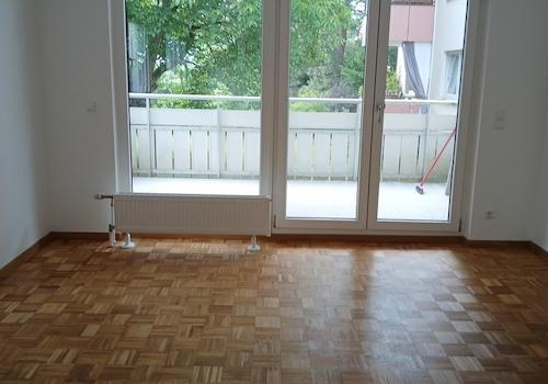 Wohnzimmer mit Balkon