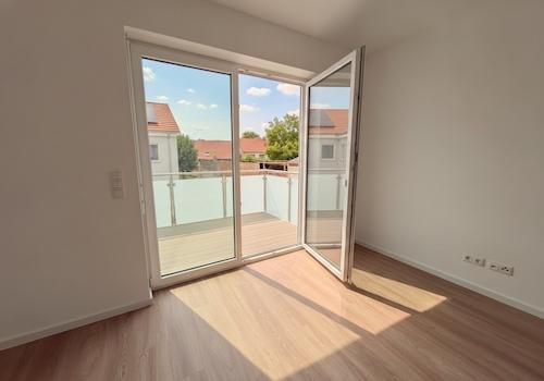 Helles Wohnzimmer mit direktem Balkonzugang