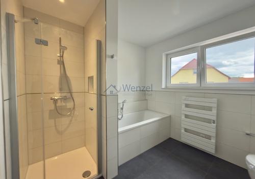 Modernes Badezimmer mit begehbarer Dusche und Handtuchtrockner