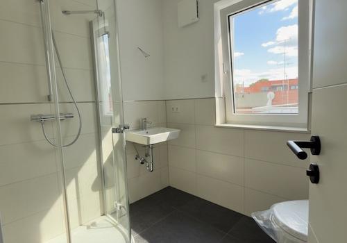 Gäste-WC mit ebenerdiger Dusche