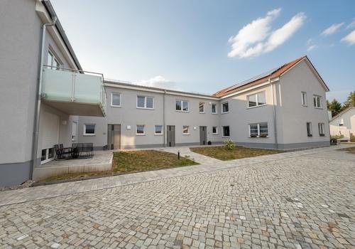 Innenhof mit funktionaler Wegeführung und durchdachtem Außenbereich
