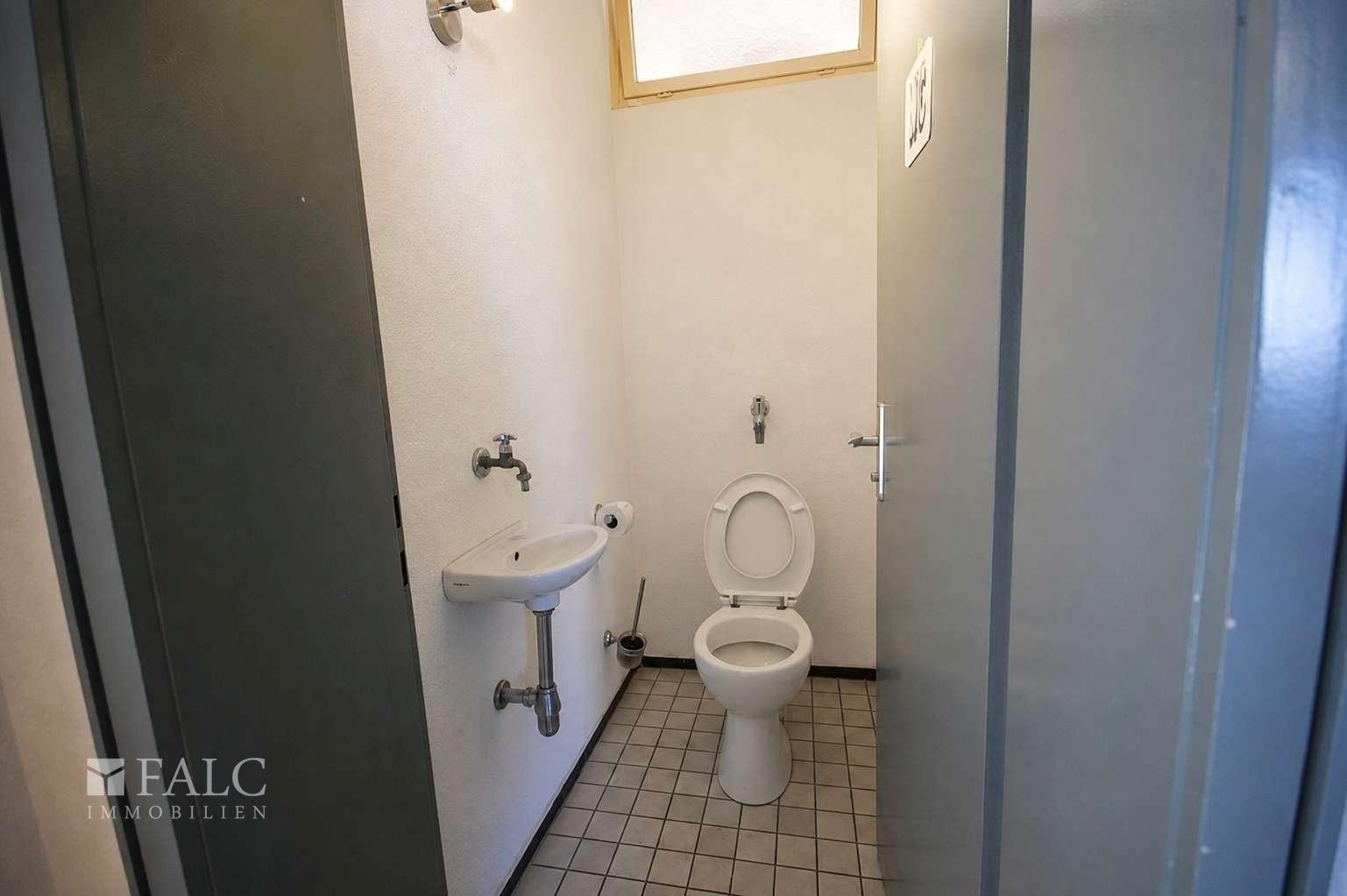 Praktisches separates WC mit Waschbecken Nr. 1
