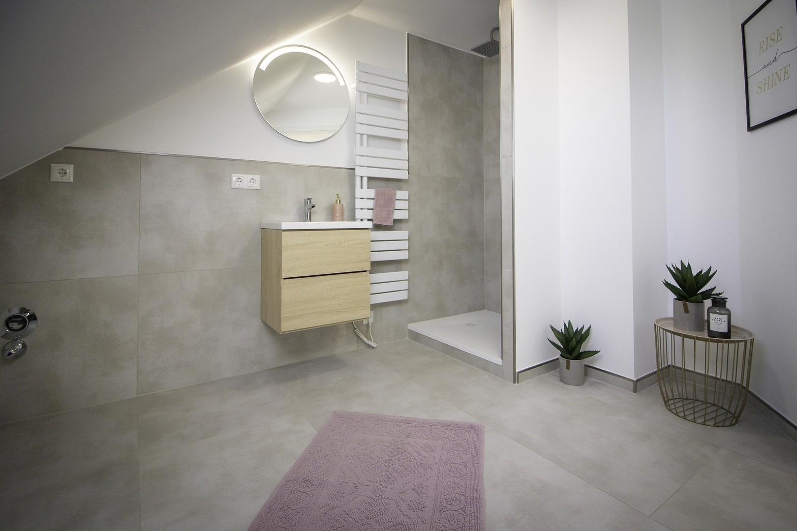 Badezimmer mit Dusche