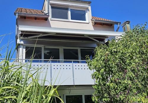 Hausansicht mit Balkon