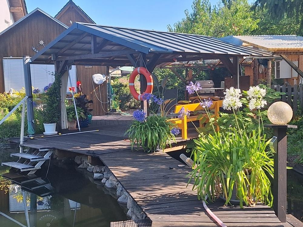 überdachter Freisitz am Teich