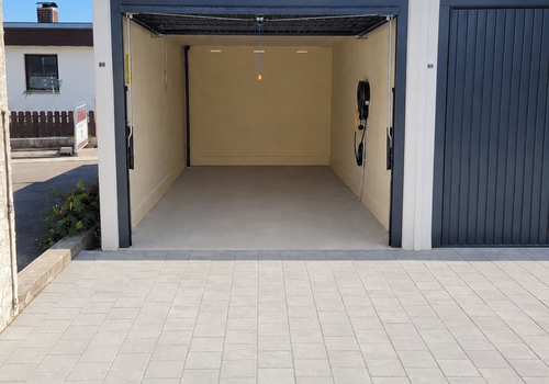 Garage mit Stellplatz