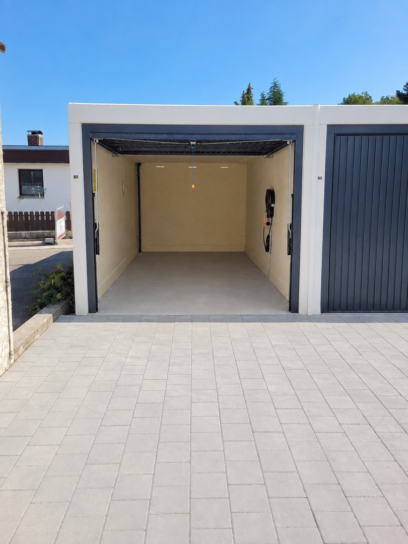 Garage mit Stellplatz