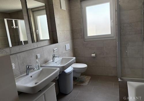 Familienbad mit Dusche und Badewanne