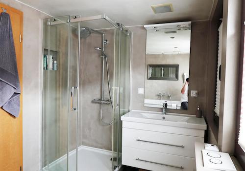 Dusche im Bad