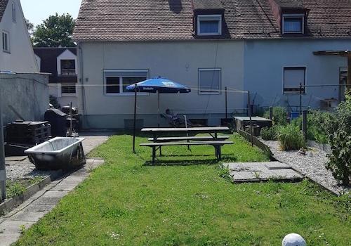 Rueckansicht mit Garten