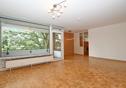 heller Wohnbereich mit Loggia