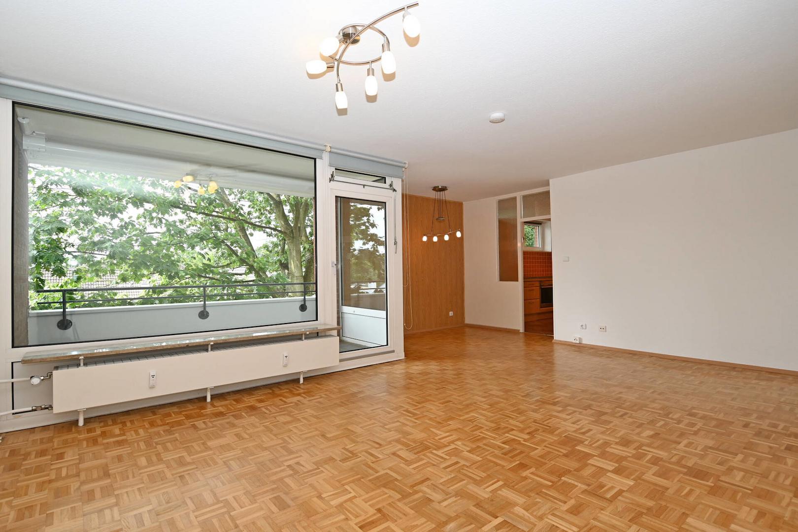 heller Wohnbereich mit Loggia