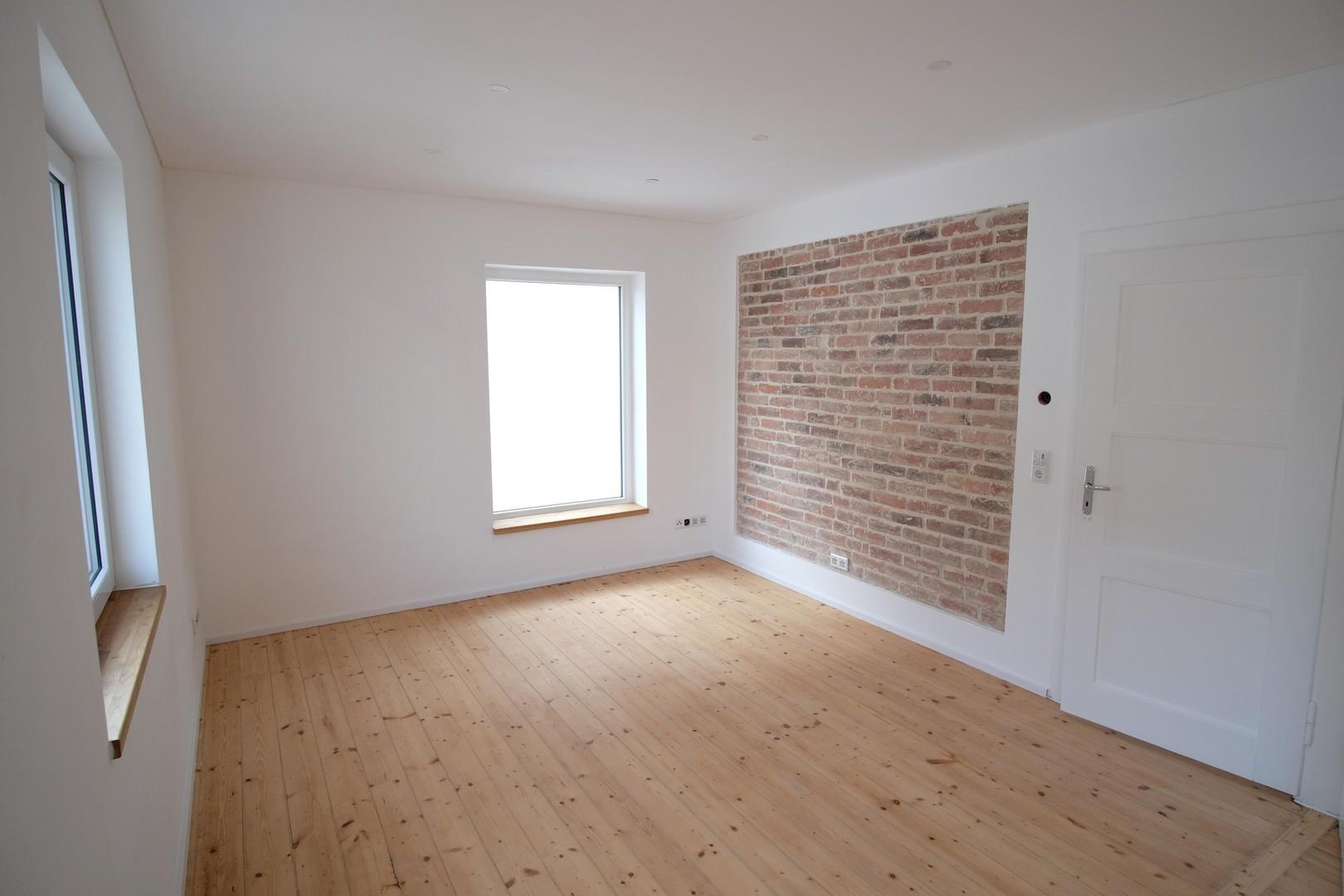 OG Wohnzimmer mit Steinwand