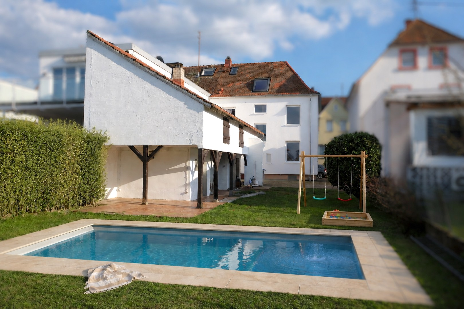 Außenansicht Garten KI-Pool