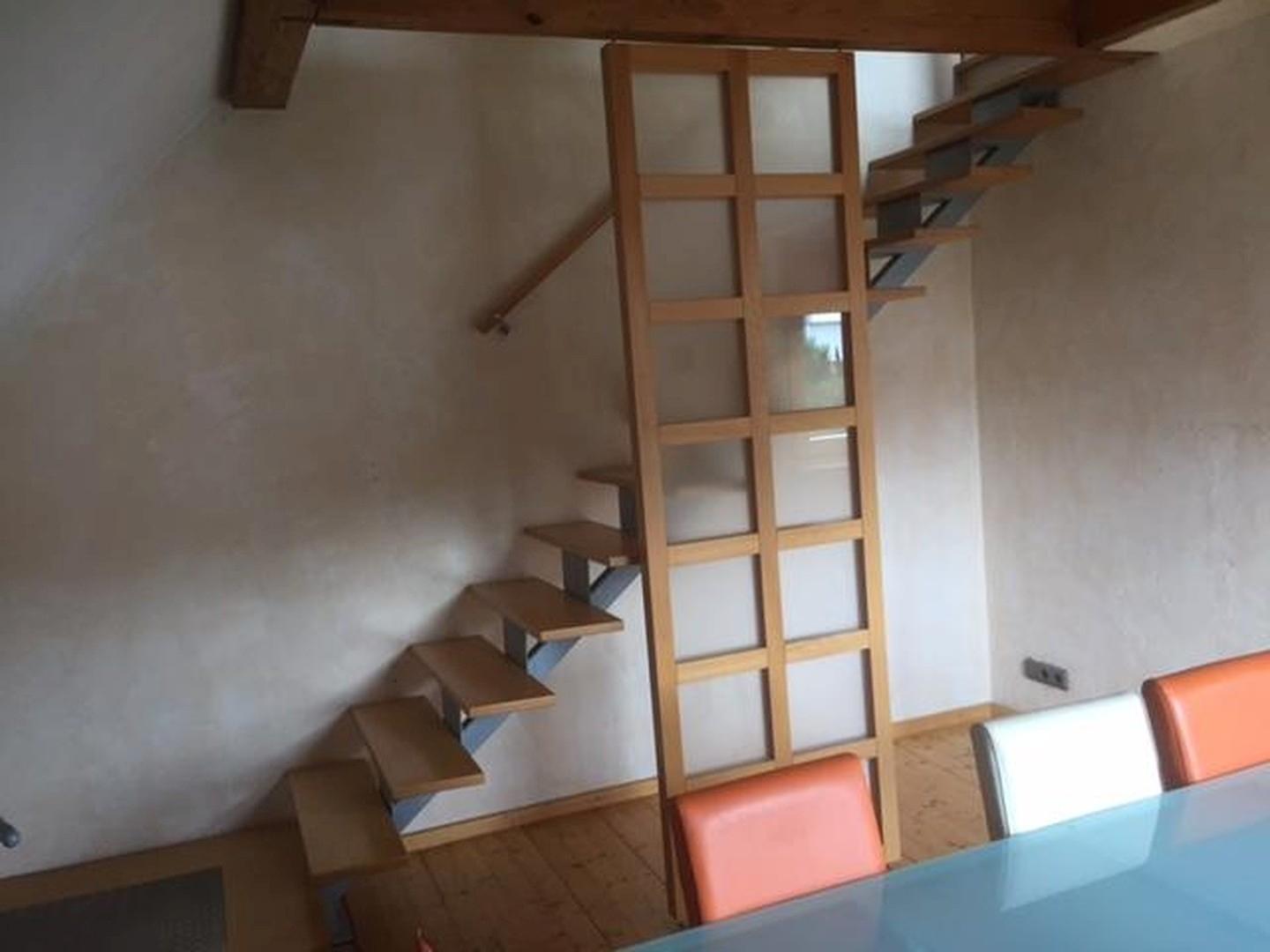 Esszimmer mit Weg nach oben