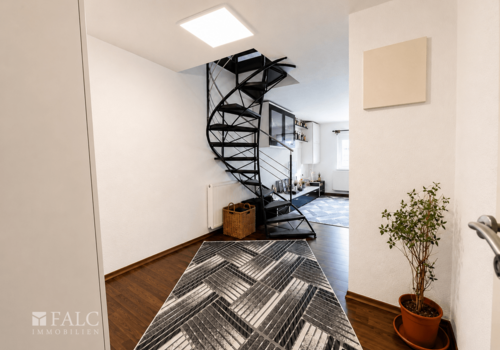 Flur mit Wendeltreppe DG