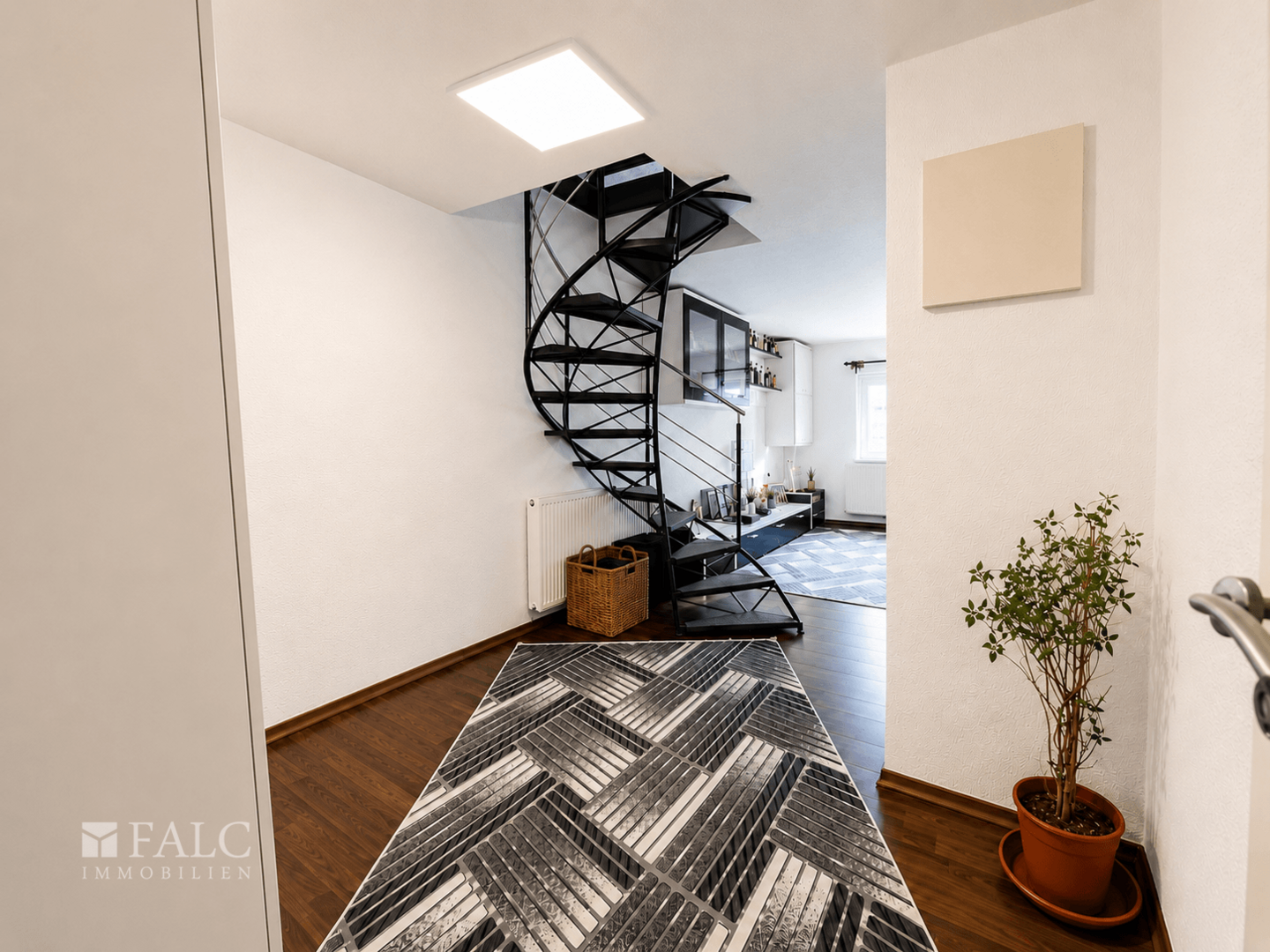 Flur mit Wendeltreppe DG