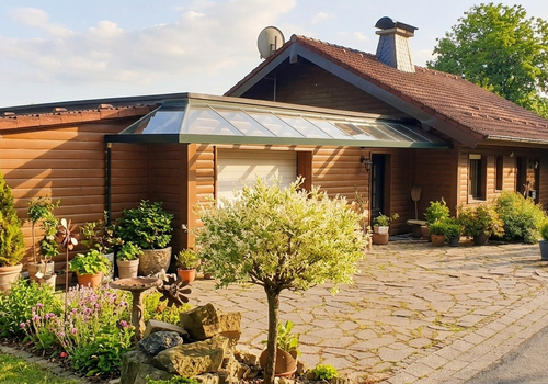 Seitenansicht Haus mit Garage