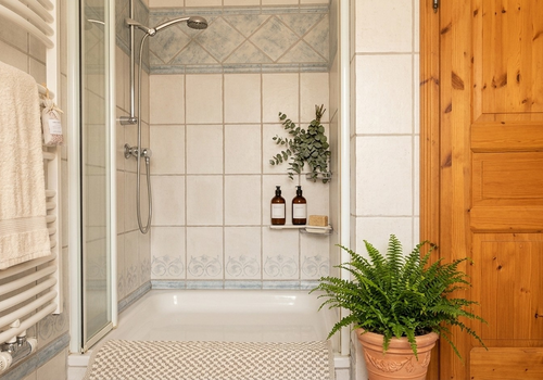 Badezimmer mit Dusche