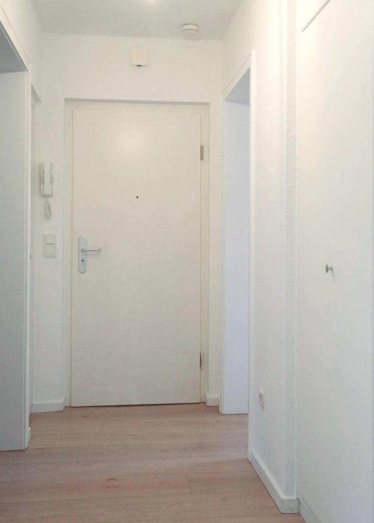 Flur mit Blick zur Eingangstür