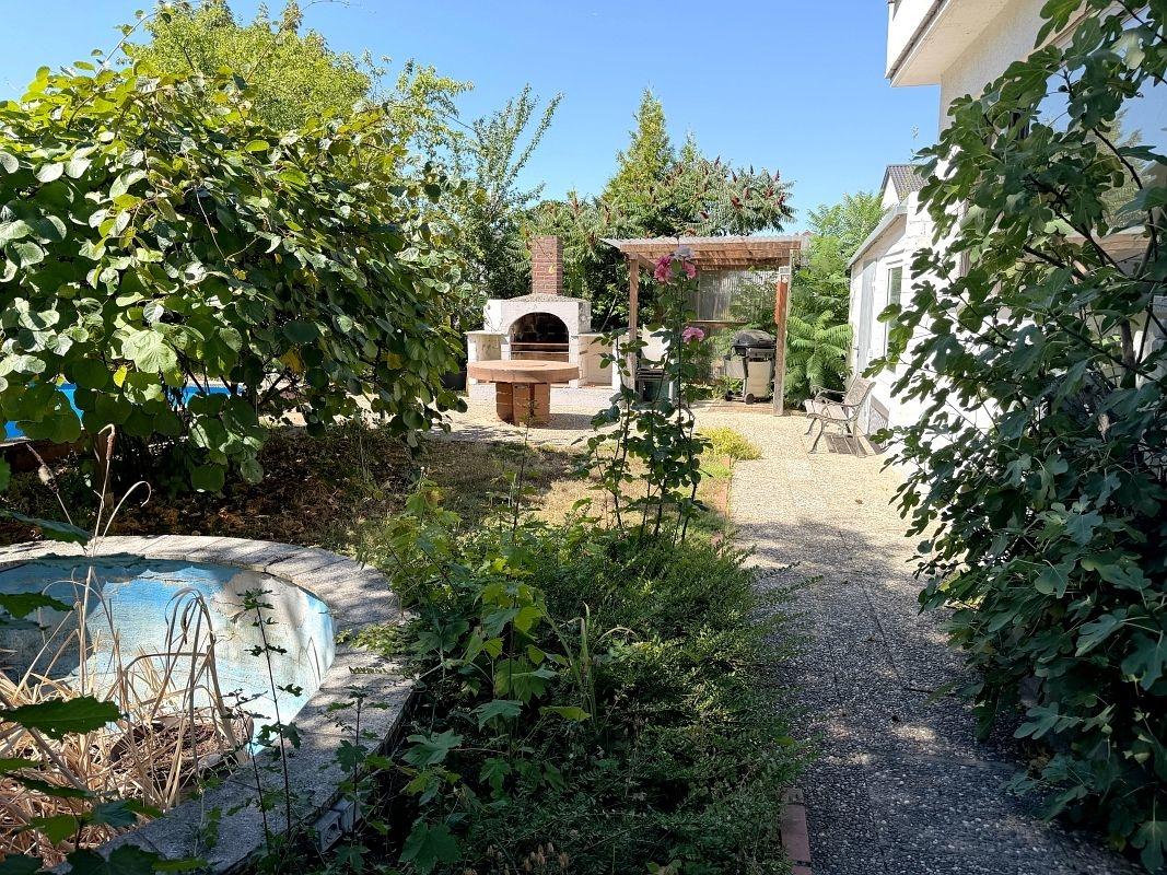 idyllisch eingewachsener Garten