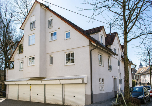 Außenansicht mit Garage