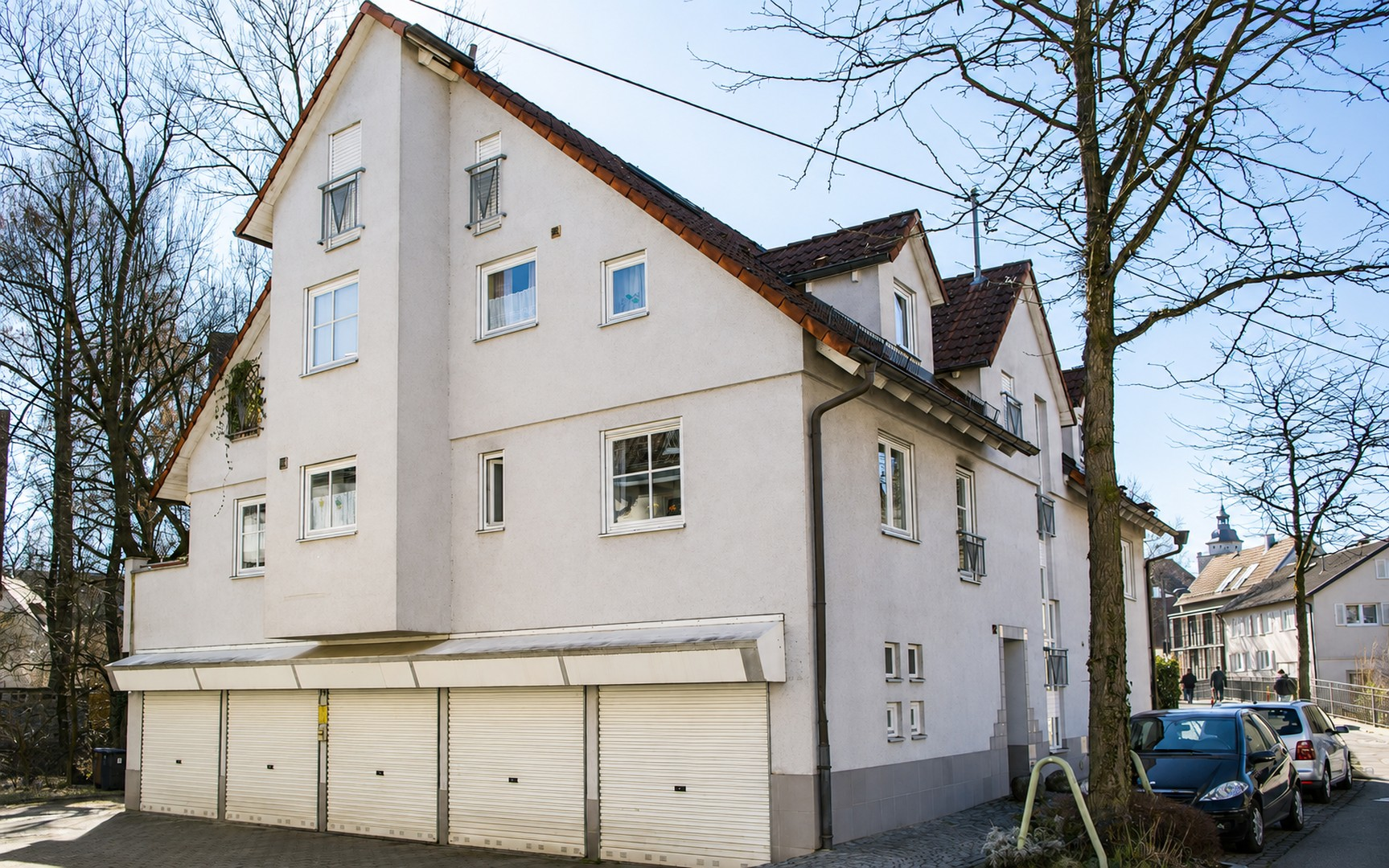 Außenansicht mit Garage