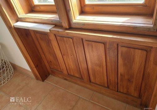 Fenster mit Holzverkleidung 
