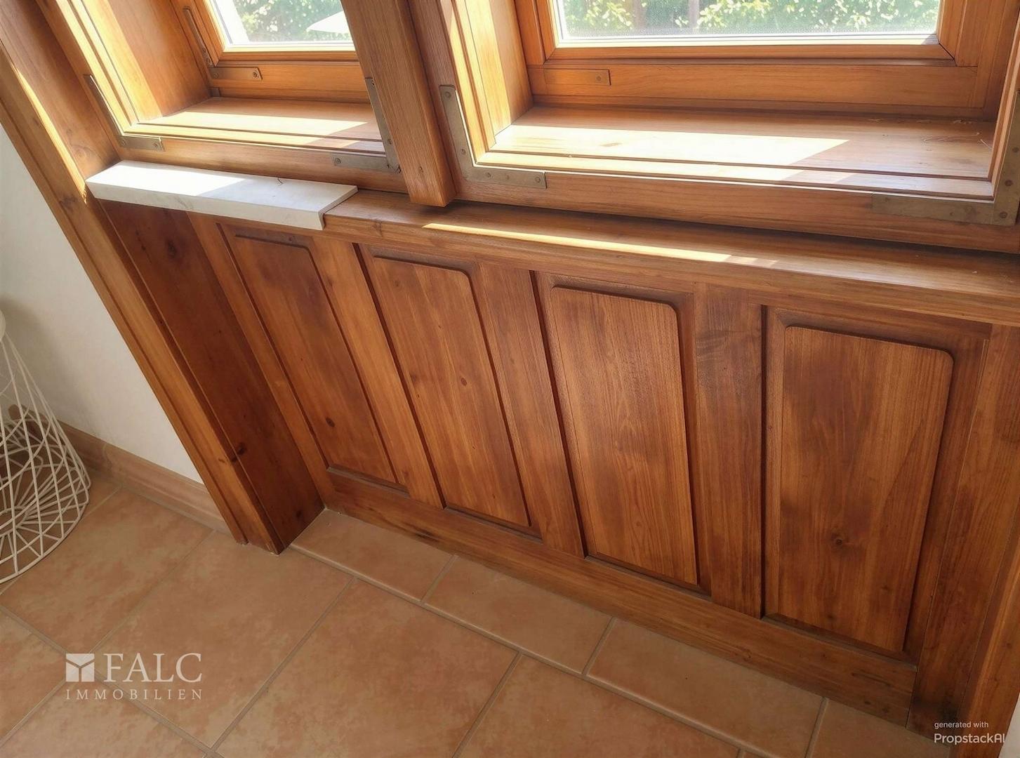 Fenster mit Holzverkleidung 