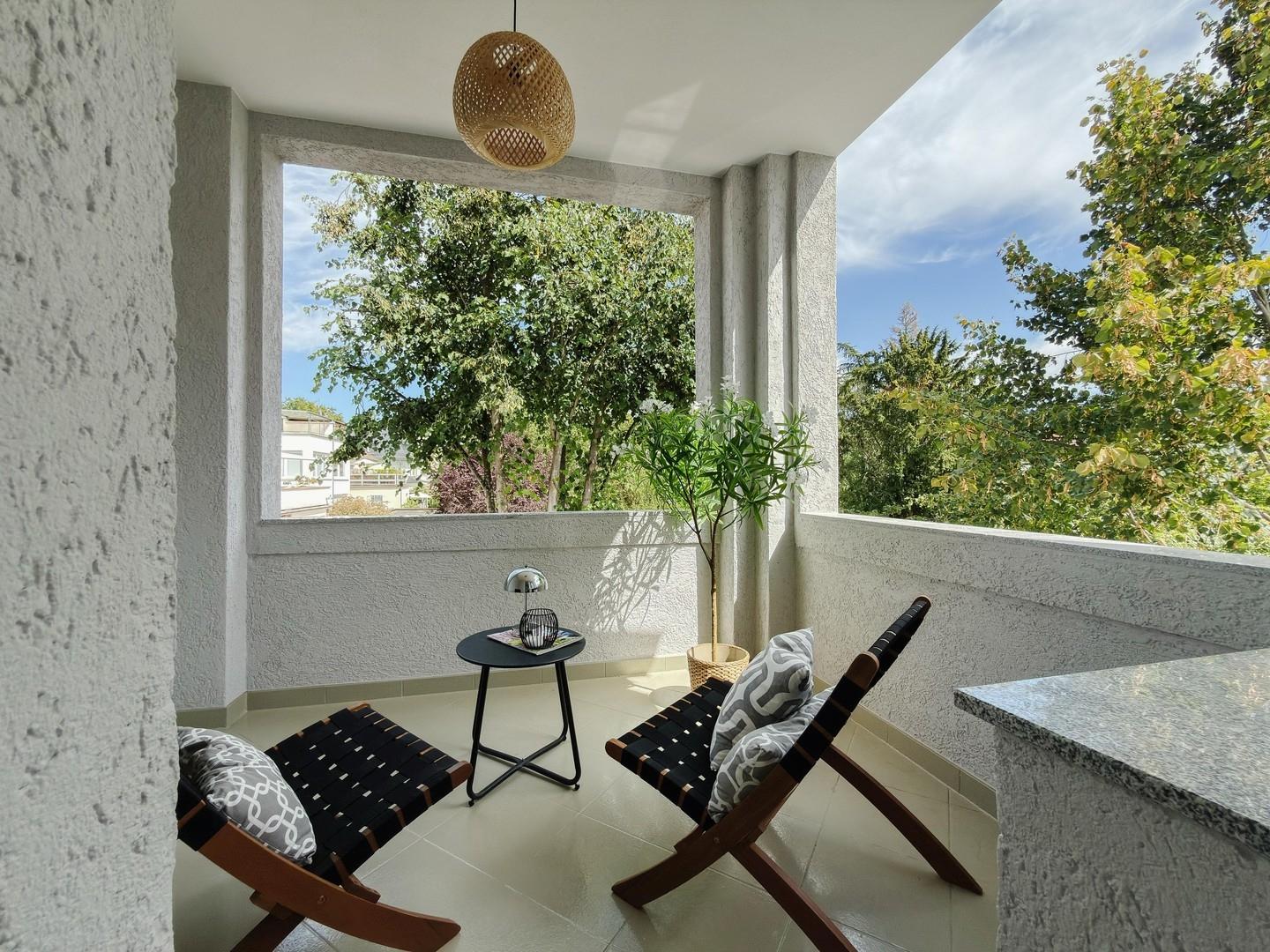 Balkon und Grünblick