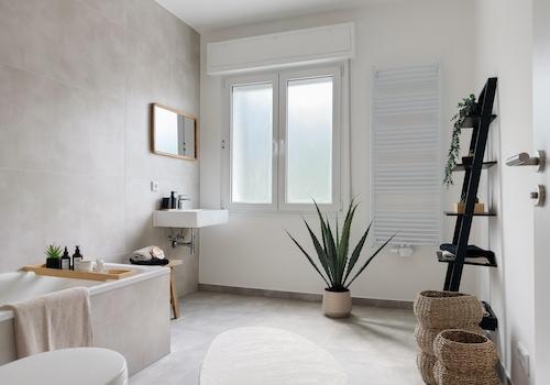 großzügiges Bad mit Wanne