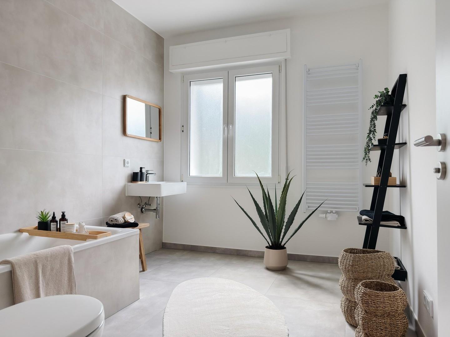 großzügiges Bad mit Wanne